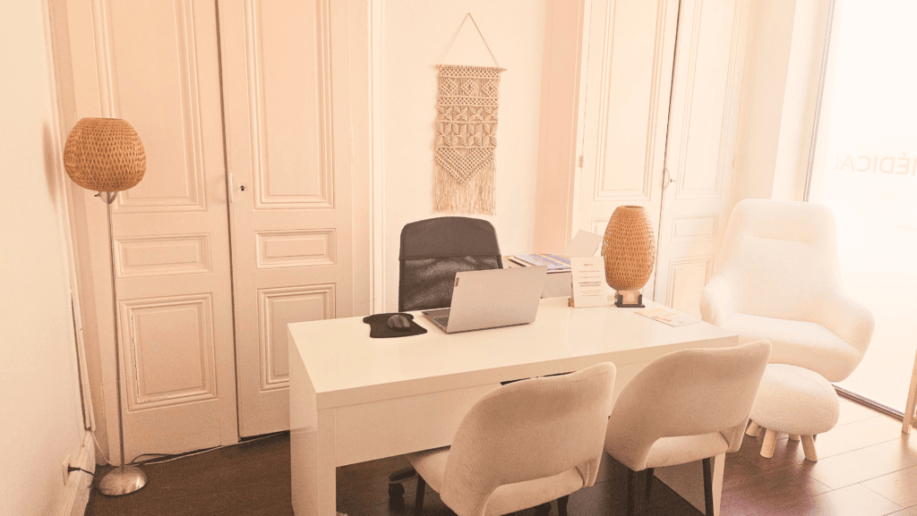 Bureau professionnel cosy avec décoration bohème et tons clairs